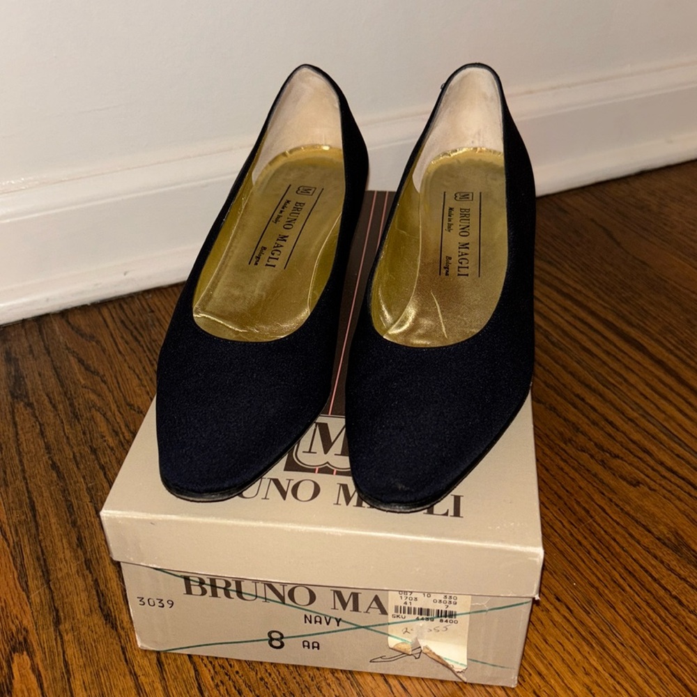 Bruno Magli Navy & Gold Pumps